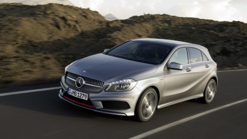 Daar is-ie dan nu echt. Helemaal. De nieuwe A-Klasse van Mercedes-Benz, een regelrechte concurrent van de nieuwe A3 en 1 Serie. Jetzt geht los! In september staat-ie in de showroom als Urban, Style of