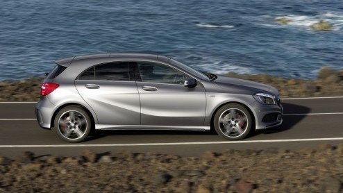 Daar is-ie dan nu echt. Helemaal. De nieuwe A-Klasse van Mercedes-Benz, een regelrechte concurrent van de nieuwe A3 en 1 Serie. Jetzt geht los! In september staat-ie in de showroom als Urban, Style of