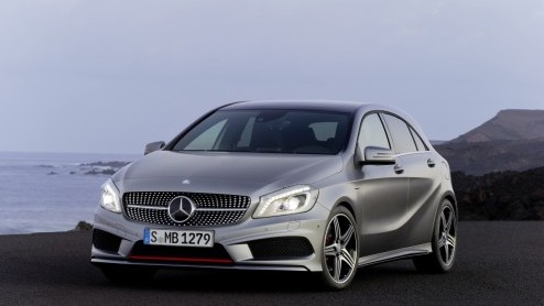 Daar is-ie dan nu echt. Helemaal. De nieuwe A-Klasse van Mercedes-Benz, een regelrechte concurrent van de nieuwe A3 en 1 Serie. Jetzt geht los! In september staat-ie in de showroom als Urban, Style of