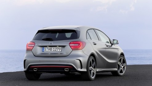 Daar is-ie dan nu echt. Helemaal. De nieuwe A-Klasse van Mercedes-Benz, een regelrechte concurrent van de nieuwe A3 en 1 Serie. Jetzt geht los! In september staat-ie in de showroom als Urban, Style of