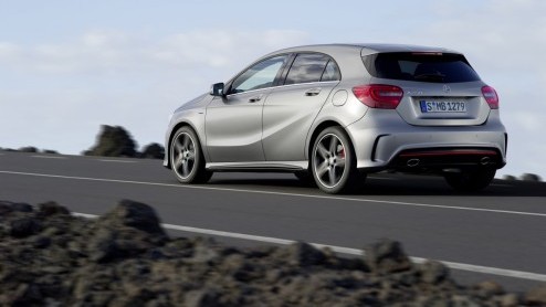 Daar is-ie dan nu echt. Helemaal. De nieuwe A-Klasse van Mercedes-Benz, een regelrechte concurrent van de nieuwe A3 en 1 Serie. Jetzt geht los! In september staat-ie in de showroom als Urban, Style of