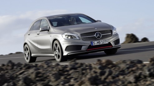 Daar is-ie dan nu echt. Helemaal. De nieuwe A-Klasse van Mercedes-Benz, een regelrechte concurrent van de nieuwe A3 en 1 Serie. Jetzt geht los! In september staat-ie in de showroom als Urban, Style of