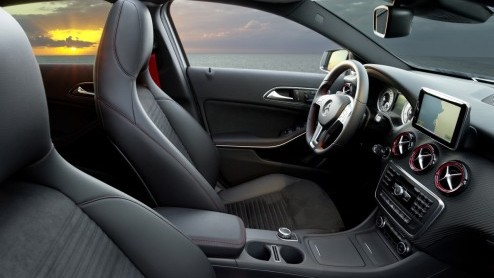 De nieuwe A-Klasse is vanaf vandaag te bestellen. Alle reden voor Mercedes-Benz om de prijzen bekend te maken. Vanaf september staat hij bij de dealer vanaf 28.995 euro. Verschillende motoren zijn zui
