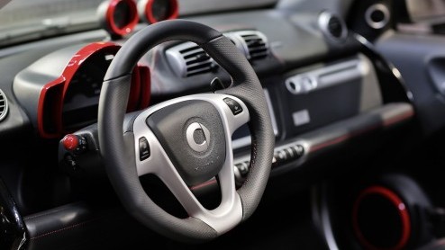 We kennen BRABUS natuurlijk als huistuner van vele Mercedes-Benz modellen, maar sinds alweer tien jaar nemen ze ook met regelmaat smartjes onderhanden. De Duitsers vieren hun jubileum met een exclusie