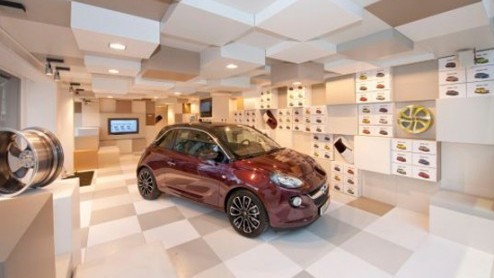 Wie had dat gedacht? Opel op de lifestyle-toer. Natuurlijk geeft de nieuwe Adam daar alle aanleiding toe, want het is een buitengewoon trendy mobieltje dat door ontelbaar veel kleurenschemas en acces