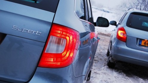 Je kunt op twee manieren op wintersport gaan. Zo goedkoop mogelijk, naar een tweesterrenstek met een spaardieseltje zoals de zuinige Fabia Greenline Combi. Of je pakt volledig uit, reserveert een supe