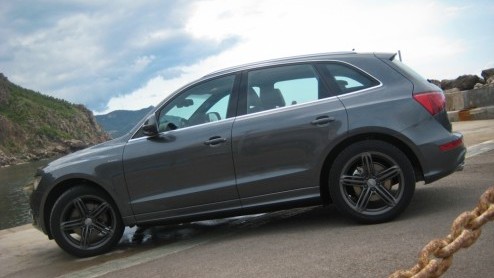 Hybridetechniek. Audi is er al even druk mee maar voegt nu echt het woord bij de daad met de introductie van de Q5 Hybrid quattro. De Duitsers benutten de techniek voor zowel winst in prestaties als v