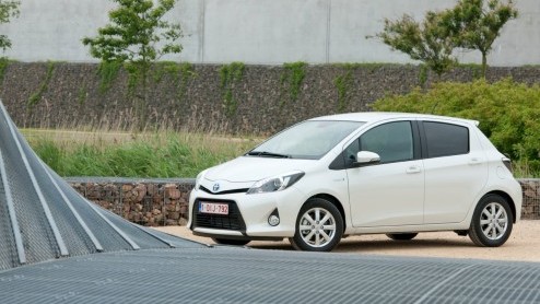 Toyota heeft het alternatief voor de compacte spaardiesel in aantocht. Is het er een op LPG of aardgas? Nee, de Japanners wedden - bijna traditiegetrouw - op een hybride met benzinemotor. De Yaris hyb