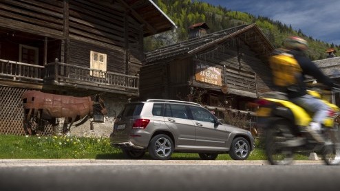 Wat is dat toch met de Mercedes-Benz GLK? Bouw je een stoere, compacte Gelnde in de geest van de legendarische G-Klasse, wil bijna niemand 'm (in Nederland) hebben! Onlangs is de compacte SUV verni
