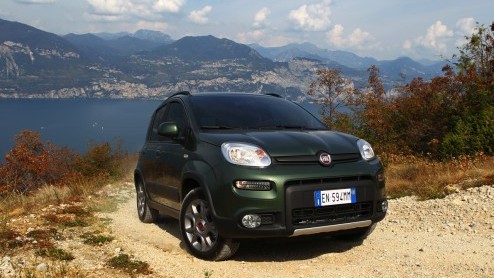 Sinds jaar en dag is de Fiat Panda in allerlei smaken verkrijgbaar. In navolging van zijn voorgangers levert Fiat binnenkort ook weer een stoere Panda 4x4 en een Panda Natura Power op aardgas. Nieuw i