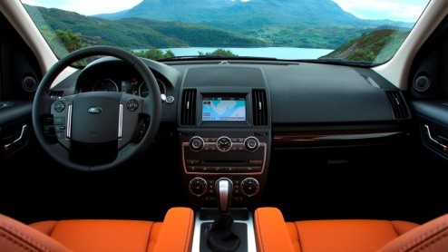 Land Rover geeft de Freelander opnieuw een update. Met nieuwe optiemogelijkheden, gewijzigde in- en exterieurdetails en de intrede van de 2.0 liter Si4 turbomotor kan de kleinste telg uit de familie e