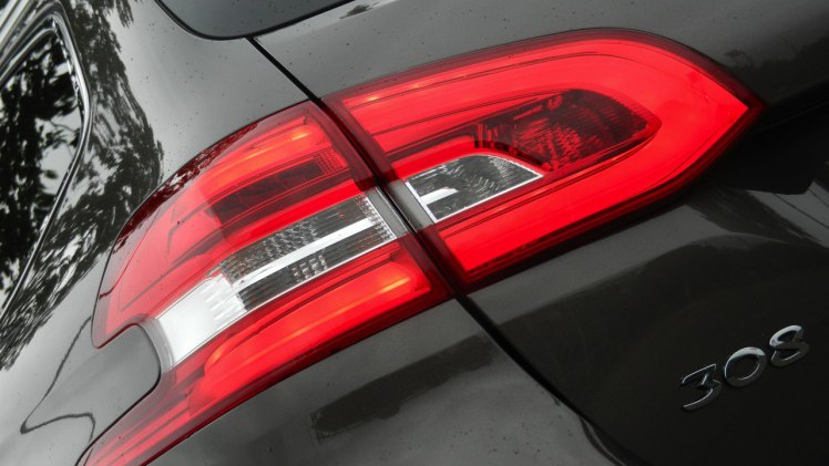 Vergelijking Peugeot 308 SW en Toyota Auris TS hybrid, beiden zakelijk te rijden met 14% bijtelling.