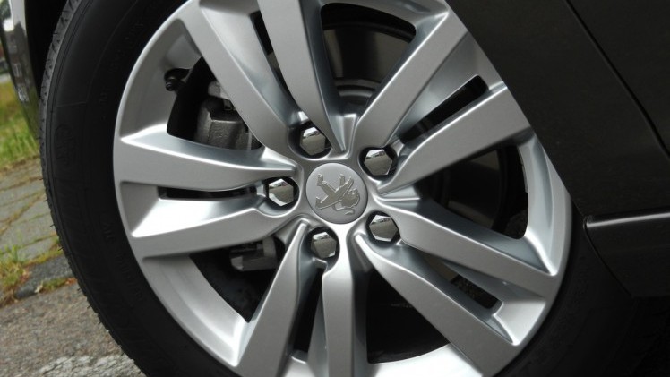 Vergelijking Peugeot 308 SW en Toyota Auris TS hybrid, beiden zakelijk te rijden met 14% bijtelling.