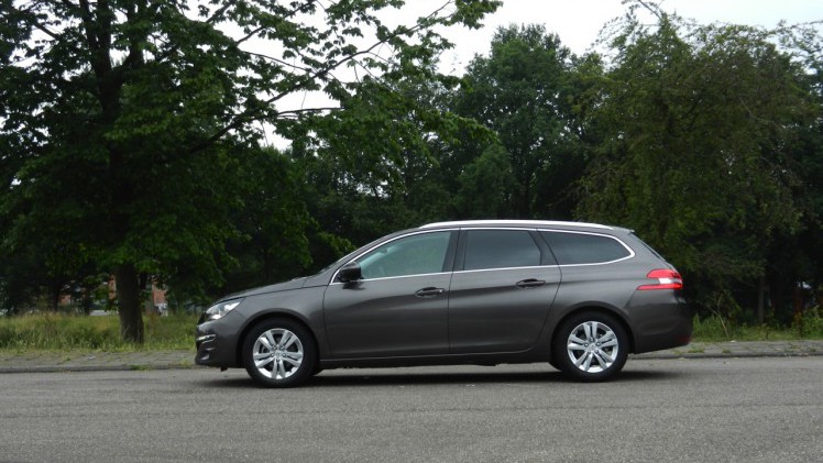 Vergelijking Peugeot 308 SW en Toyota Auris TS hybrid, beiden zakelijk te rijden met 14% bijtelling.