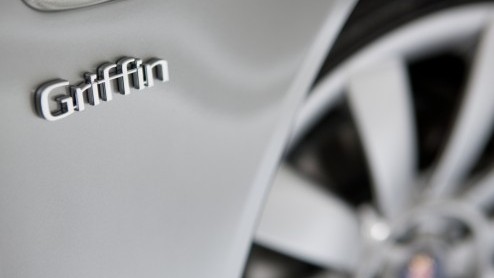 Vandaag kondigt Saab het nieuwe 9-3 Griffin-gamma aan. De 9-3 Griffin vertegenwoordigt de vernieuwde looks in ex- en interieur en vervangt tegelijkertijd het huidige aanbod.