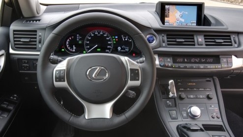 Lexus betreedt de wereld van de compacte middenklasser in het premiumsegment. Met de CT200h hebben de Japanners een antwoord op soortgenoten als de Audi A1, BMW 1 Serie en Volvo. Zij doen dat op hun e