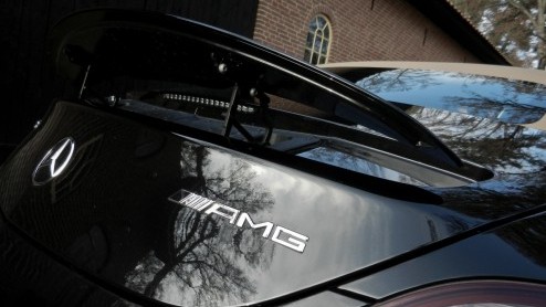 Hoe wordt het rijden in een Mercedes-Benz SLS AMG nog leuker? Precies, door er een Roadster van te maken! Tenzij je niet warm wordt van 571 pk langs je haren en liever iets anders hoort dan het gebuld