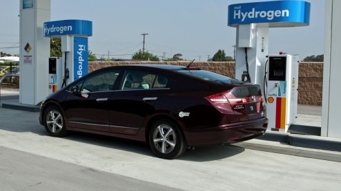 In de race voor lagere CO2-emissies blijven de Japanners ook hybridetechniek verfijnen. Er staan drie nieuwe systemen op stapel waarvan het huzarenstukje voor de nieuwe NSX bedoeld is. In 2015 ziet ee