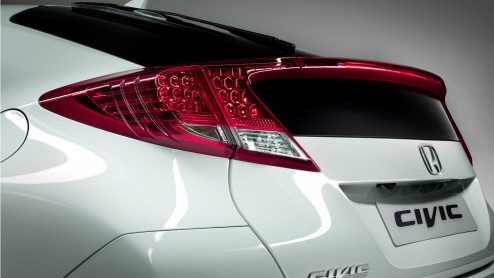 Honda kan het niet laten de nieuwe Civic alvast een beetje te onthullen. Na toelichting over zijn verfijnde onderstel en interieur mogen we nu een stukje van de carrosserie zien.