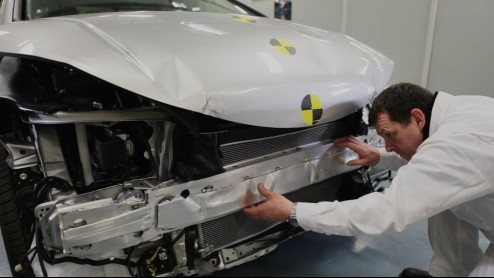 Honda staat graag even stil bij de veiligheid van de nieuwe Honda Civic. Dankzij een speciaal frame, innovaties ten behoeve van voetgangersveiligheid en het Collision Mitigation Braking System speelt 