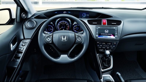 Op het eerste gezicht lijkt er weinig veranderd aan de nieuwe Honda Civic, maar als je het vorige model er naast zet blijkt dat er helemaal niets hetzelfde is gebleven. Alleen lijken de twee vreselijk