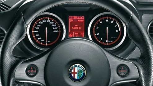 Een Alfa 159 niet sportief? Volgens de Italianen zelf kan het nog wel een tandje scherper. Met de introductie van de Alfa 159 Sport zet het merk de punt-op-de-i. De Sport onderscheidt zich in het in