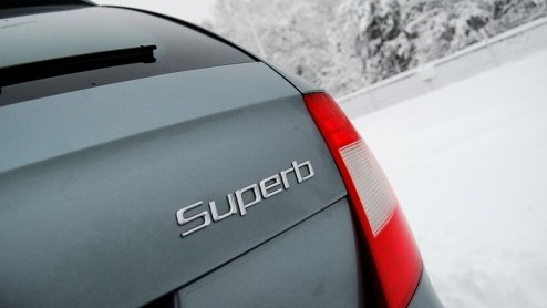 Je kunt op twee manieren op wintersport gaan. Zo goedkoop mogelijk, naar een tweesterrenstek met een spaardieseltje zoals de zuinige Fabia Greenline Combi. Of je pakt volledig uit, reserveert een supe