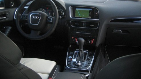 Hybridetechniek. Audi is er al even druk mee maar voegt nu echt het woord bij de daad met de introductie van de Q5 Hybrid quattro. De Duitsers benutten de techniek voor zowel winst in prestaties als v
