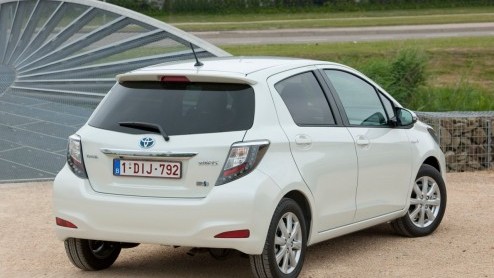 Toyota heeft het alternatief voor de compacte spaardiesel in aantocht. Is het er een op LPG of aardgas? Nee, de Japanners wedden - bijna traditiegetrouw - op een hybride met benzinemotor. De Yaris hyb