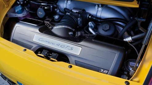 Porsche breidt de top van het modellengamma uit met twee vierwielaangedreven versies van de 911. De Coup en de Cabriolet van de 911 Carrera 4 GTS staan vanaf augustus bij de dealers.