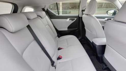 Lexus betreedt de wereld van de compacte middenklasser in het premiumsegment. Met de CT200h hebben de Japanners een antwoord op soortgenoten als de Audi A1, BMW 1 Serie en Volvo. Zij doen dat op hun e