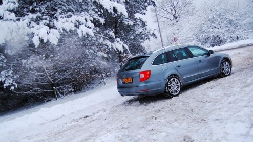 Je kunt op twee manieren op wintersport gaan. Zo goedkoop mogelijk, naar een tweesterrenstek met een spaardieseltje zoals de zuinige Fabia Greenline Combi. Of je pakt volledig uit, reserveert een supe