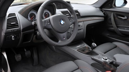 Men zegt wel eens; geen afscheid zonder vuurwerk. En dus komt BMW in de nadagen van de huidige 1 Serie met een spetterend topmodel, de 1 Serie M Coup. Voor 80 mille rijd je knallend de showroom uit m