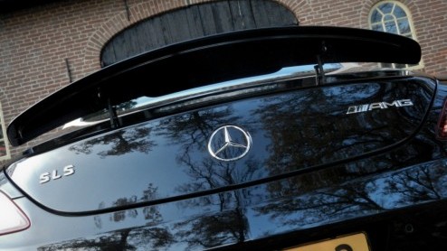 Hoe wordt het rijden in een Mercedes-Benz SLS AMG nog leuker? Precies, door er een Roadster van te maken! Tenzij je niet warm wordt van 571 pk langs je haren en liever iets anders hoort dan het gebuld