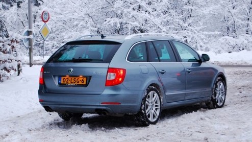 Je kunt op twee manieren op wintersport gaan. Zo goedkoop mogelijk, naar een tweesterrenstek met een spaardieseltje zoals de zuinige Fabia Greenline Combi. Of je pakt volledig uit, reserveert een supe