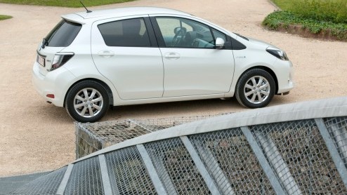 Toyota heeft het alternatief voor de compacte spaardiesel in aantocht. Is het er een op LPG of aardgas? Nee, de Japanners wedden - bijna traditiegetrouw - op een hybride met benzinemotor. De Yaris hyb
