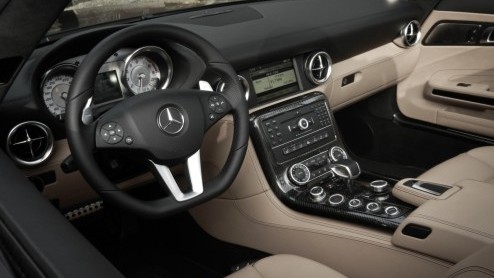 Hoe wordt het rijden in een Mercedes-Benz SLS AMG nog leuker? Precies, door er een Roadster van te maken! Tenzij je niet warm wordt van 571 pk langs je haren en liever iets anders hoort dan het gebuld