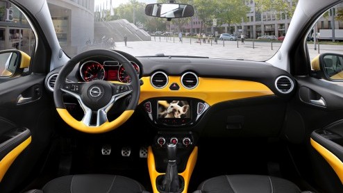 In Lissabon maken we momenteel kennis met de nieuwe Opel Adam. Hoe zijn de eerste kilometers bevallen? Vandaag alvast een eerste rij-indruk met wat extra details over de toekomst van Adam. Er zit nog 