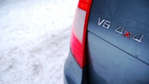 Je kunt op twee manieren op wintersport gaan. Zo goedkoop mogelijk, naar een tweesterrenstek met een spaardieseltje zoals de zuinige Fabia Greenline Combi. Of je pakt volledig uit, reserveert een supe