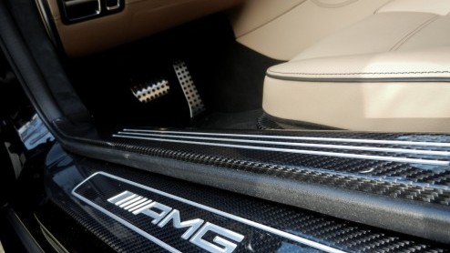 Hoe wordt het rijden in een Mercedes-Benz SLS AMG nog leuker? Precies, door er een Roadster van te maken! Tenzij je niet warm wordt van 571 pk langs je haren en liever iets anders hoort dan het gebuld