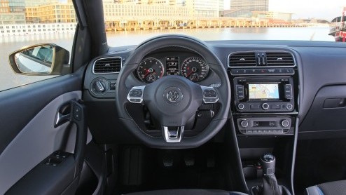 Volkswagen is nog aan het rekenen met de fabriek, maar verwacht dat de Polo BlueGT die we zojuist hebben gereden ongeveer 20.000 euro gaat kosten. Vanaf oktober worden de eerste exemplaren uitgeleverd