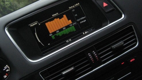 Hybridetechniek. Audi is er al even druk mee maar voegt nu echt het woord bij de daad met de introductie van de Q5 Hybrid quattro. De Duitsers benutten de techniek voor zowel winst in prestaties als v