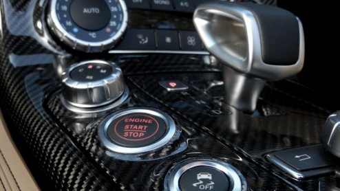 Hoe wordt het rijden in een Mercedes-Benz SLS AMG nog leuker? Precies, door er een Roadster van te maken! Tenzij je niet warm wordt van 571 pk langs je haren en liever iets anders hoort dan het gebuld