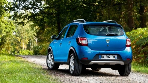 Een nieuwe auto op de markt brengen in het compacte segment is niet eenvoudig: de concurrentie is groot en daarbij is de lat al aardig hoog gelegd. Dacia probeert met de nieuwe Sandero als vanouds het