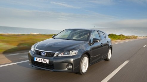 Lexus betreedt de wereld van de compacte middenklasser in het premiumsegment. Met de CT200h hebben de Japanners een antwoord op soortgenoten als de Audi A1, BMW 1 Serie en Volvo. Zij doen dat op hun e