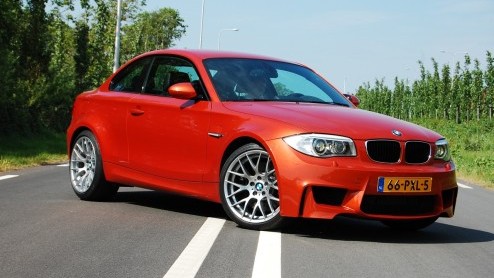 Men zegt wel eens; geen afscheid zonder vuurwerk. En dus komt BMW in de nadagen van de huidige 1 Serie met een spetterend topmodel, de 1 Serie M Coup. Voor 80 mille rijd je knallend de showroom uit m