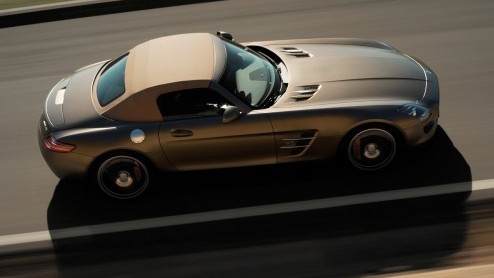 Onlangs toonde Mercedes de SLS AMG Roadster vrijwel geheel in vol ornaat. De stap naar de officile beelden zonder afplaktape was nog maar een formaliteitje. En die hebben we nu; het dak kan er af!