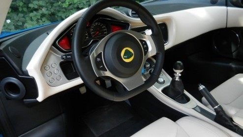 Wie in de markt is voor een lekkere sportauto denkt meestal niet aan Lotus. En dat is onterecht, want de Engelsen kunnen als geen ander lichtgewicht sporters bouwen. De Evora S koppelt - meer dan elke