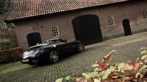 Hoe wordt het rijden in een Mercedes-Benz SLS AMG nog leuker? Precies, door er een Roadster van te maken! Tenzij je niet warm wordt van 571 pk langs je haren en liever iets anders hoort dan het gebuld
