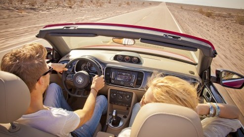 Nu de zomer op zijn einde loopt kijkt Volkswagen uit naar de nieuwe Beetle Cabriolet. De luchtige versie wordt eind november onthuld in Los Angeles en komt in maart volgend jaar bij ons op de markt. D